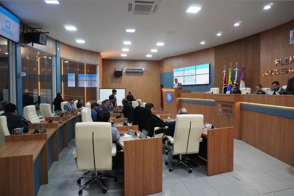 Câmara aprova licença de três vereadores e convoca suplentes