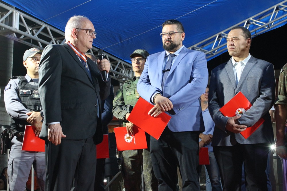  3º Batalhão Bombeiro Militar homenageia personalidades da sociedade 