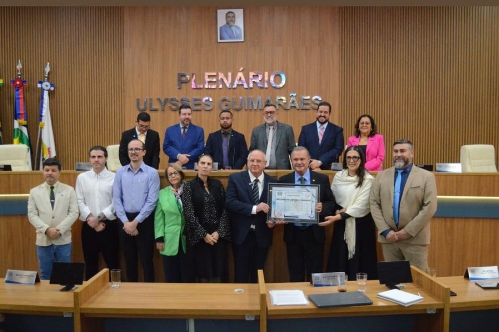 Câmara Municipal entrega Moção de Aplauso ao senador Wellington Fagundes