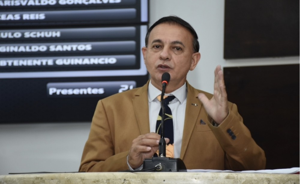 O Vereador Cido Silva fez uma indicação legislativa cobrando “cobertura e cadeiras de assentos no espaço externo do Laboratório Central para atender a população”.